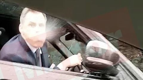 Jamie Carragher escupiendo a un par de aficionados en una calle de Manchester,