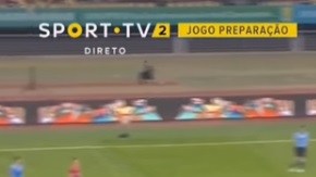 Edinson Cavani marcó de chilena en el triunfo de Uruguay 2-0 sobre República Checa