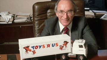 Charles Lazarus pensó en crear Toys "R" Us al volver de la II Guerra Mundial