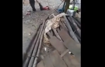 Un sujeto agrede y arrastra a una niña.