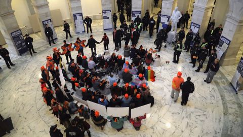 La policía arresta a manifestantes abogando a favor de un Dream Act "limpio" que no perjudique a otros grupos de inmigrantes.