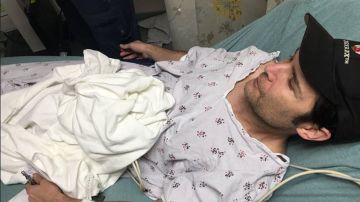 Autoridades niegan fue acuchillado mientras que él publica en su cuenta de Twitter fotos en el hospital.