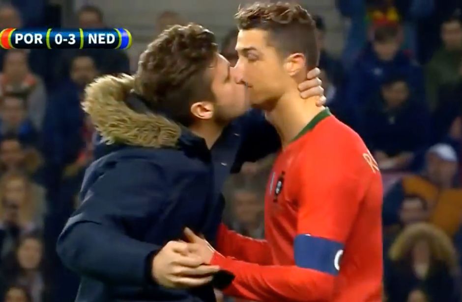 Video Hombre Le Planta Un Beso A Cristiano Ronaldo Durante Partido La Opinión