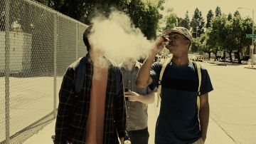Las personas que están expuestas al vapor de segunda mano pueden absorber la misma cantidad de nicotina que las que están expuestas al humo de segunda mano de cigarro.