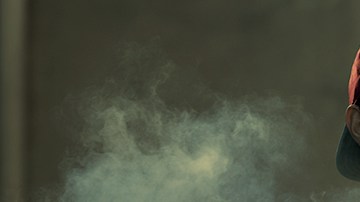 Los cigarros electrónicos emiten un aerosol que está compuesto de partículas suspendidas en un gas.