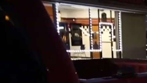 Activistas recomiendan a indocumentados portar con el número de teléfono de alguien que pueda ayudarlos.