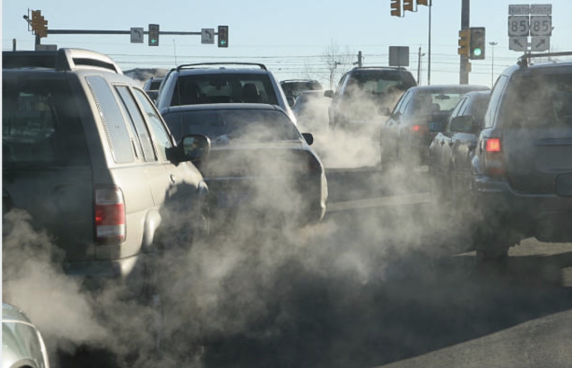 humo blanco y olor a gasolina