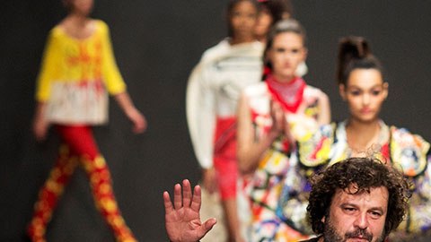 Estos dos artistas buscan con su moda crear conciencia sobre el control de armas en Estados Unidos.