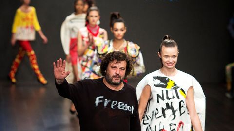 Estos dos artistas buscan con su moda crear conciencia sobre el control de armas en Estados Unidos.