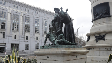 La estatua, conocida como 'Early Days', muestra a un nativo americano a los pies de un misionero católico y un vaquero español mirando a lo lejos