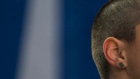 Emma González fue señalada como seguidora del gobierno de los Castro por usar una chaqueta con un parche de la bandera de Cuba.