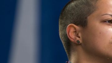 Emma González fue señalada como seguidora del gobierno de los Castro por usar una chaqueta con un parche de la bandera de Cuba.