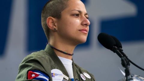 Emma González fue señalada como seguidora del gobierno de los Castro por usar una chaqueta con un parche de la bandera de Cuba.