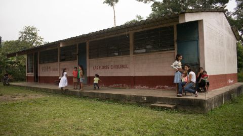 Niños afuera de la escuela en la comunidad de San José Las Flores, en el departamento de Petén, ubicado al norte de la ciudad de Guatemala.