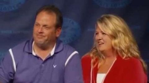 Paul White y Kimberly VanReese al momento de recibir el cheque ilustrativo del Powerball.