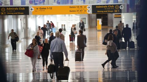 El inmigrante se escapó mientras esperaba un vuelo de conexión