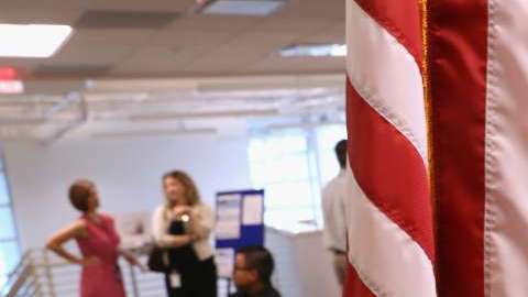 Los refugiados deben acudir a las oficinas de USCIS.