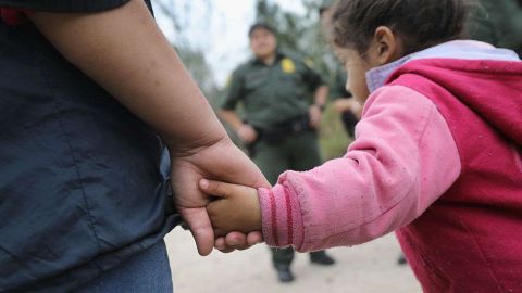 Agentes de la Patrulla Fronteriza arrestan a una familia centroamericana cerca de McAllen, Texas.