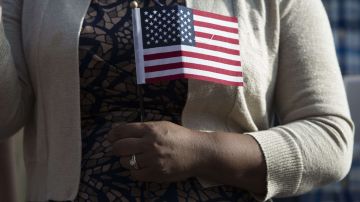 El plan de DHS complicaría a los inmigrantes a obtener "green card" o ciudadanía.