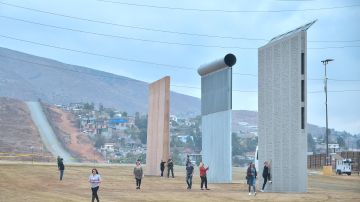Turistas comienzan a llegar a visitar los prototipos del Muro Fronterizo
