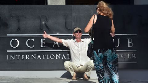 Turistas posan enfrente de la facha del hotel