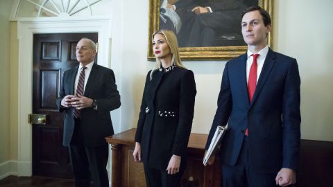 John Kelly y la pareja tienen serias diferencias, según reportes.