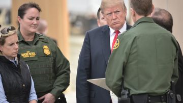 El presidente Donald Trump visitando la frontera sur