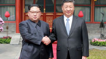La reunión entre ambos líderes se confirmó hasta que Kim Jong-un (izquierda) volvió a Corea del Norte.