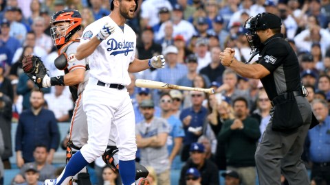 Chris Taylor reacción frustrado al ser ponchado en un momento crucial del juego inaugural el jueves en Dodger Stadium.