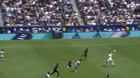 Zlatan Ibrahimovic hizo un golazo casi de media cancha, en el derbi angelino