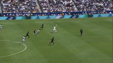 Zlatan Ibrahimovic hizo un golazo casi de media cancha, en el derbi angelino