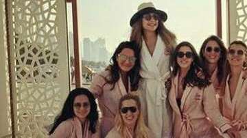 Basaran y sus amigas durante su estadía en Dubái.