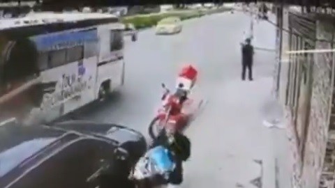 El hombre se sostenía de un poste de luz.