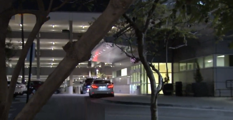 Tras una loca persecución, uno de los sospechosos trató de esconderse en un establecimiento de Kaiser Permanente en Cadillac Avenue.