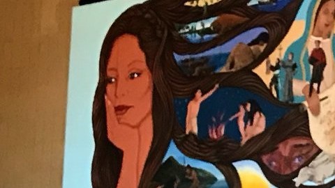 La artista Bárbara Carrasco posa en frente de su mural en Union Station, acompañada de la activista Dolores Huerta.