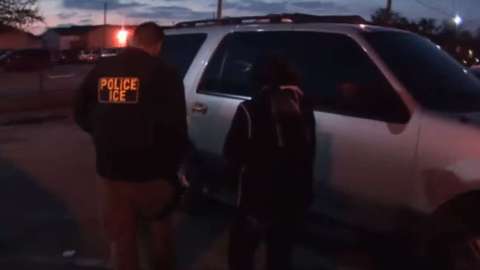 Los operativos de ICE se realizan en las noches o a temprana hora.