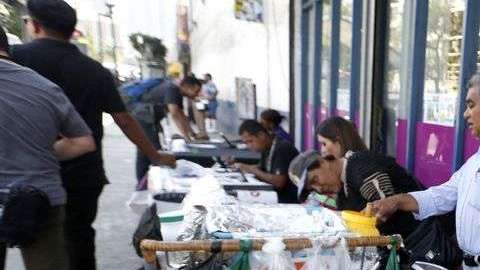 Vendedores ambulantes cerca del parque MacArthur. (Aurelia Ventura / La Opinión