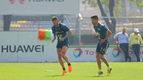 Jeremy Menez y oribe Peralta durate una sesión de entrenamiento (Archivo)