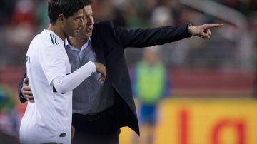 Juan Carlos Osorio da instrucciones a Carlos Vela, en el duelo entre México e Islandia