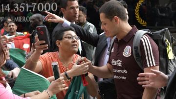Javier Hernández a la llegada de la selección memxicana a la ciudad de Dallas, para el partido frente a Croacia. (Foto: Imago7/Etzel Espinosa)