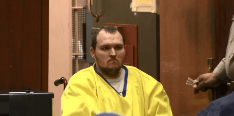 Durante el juicio, Burkhart se sentó en una silla de ruedas, vistiendo un mono amarillo de prisión y frunciendo el ceño