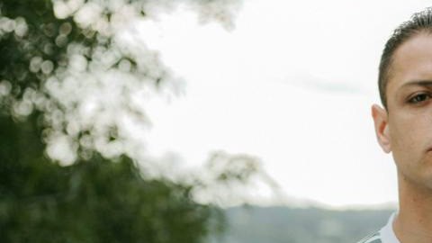 Javier "Chicharito" Hernández presume la nueva playera blanca de la selección mexicana