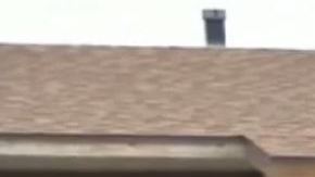 Daniel Panico (73) y Mona Kirk (51) posan en frente de su nuevo hogar.