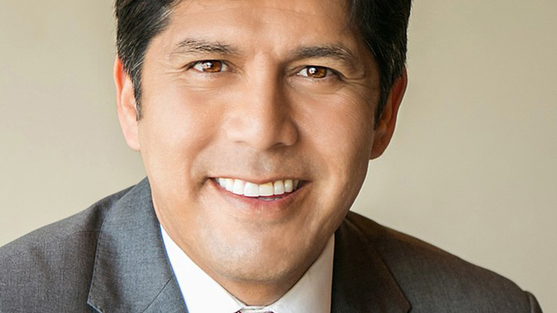 Kevin De León asumirá el cargo de concejal este jueves 15 de octubre. (Cortesía Senado de California)