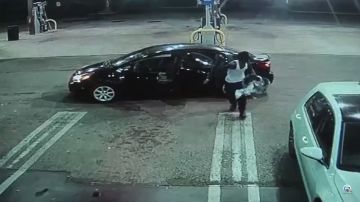 Ladrón deja a bebé en gasolinera