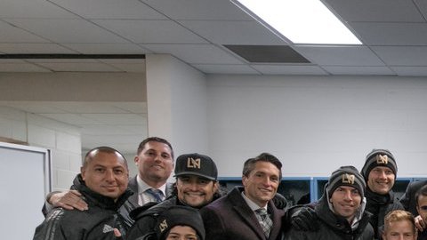 Todo el plantel del LAFC posó en el vestidor del estadio de Seattle luego de inaugurar su historia con un memorable triunfo el 4 de marzo.