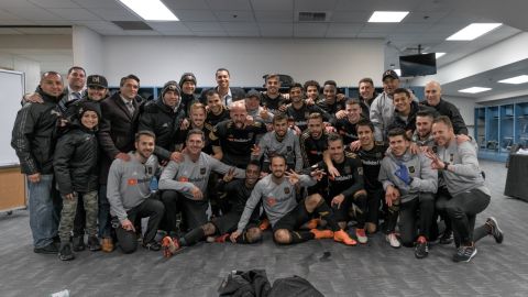 Todo el plantel del LAFC posó en el vestidor del estadio de Seattle luego de inaugurar su historia con un memorable triunfo el 4 de marzo.