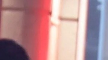 El agente Alex Frazier carga al pequeño en sus brazos después de lograr revivirlo.