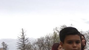 Leonardo utilizó una caja de cartón para hacer su cartel.