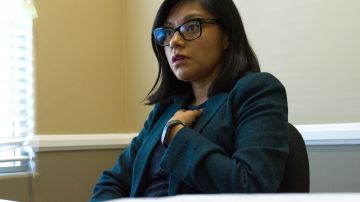 La activista indocumentada Lizbeth Mateo posa en las oficinas de su recien abierto bufete de abogados en Los Ángeles, California.